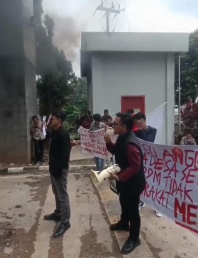 Massa aksi yang berdemonstrasi di depan kantor Kejati Sumsel, (15/8-2025) lalu. Isukan dugaan penyerobotan dan penyelewengan di Desa Rimau Sungsang.