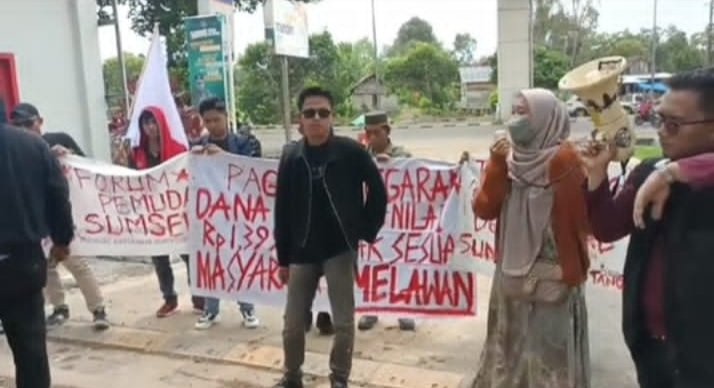 Demonstrasi di Depan Kejati Sumsel (15/8) yang mengatasnamakan masyarakat Rimau Sungsang.