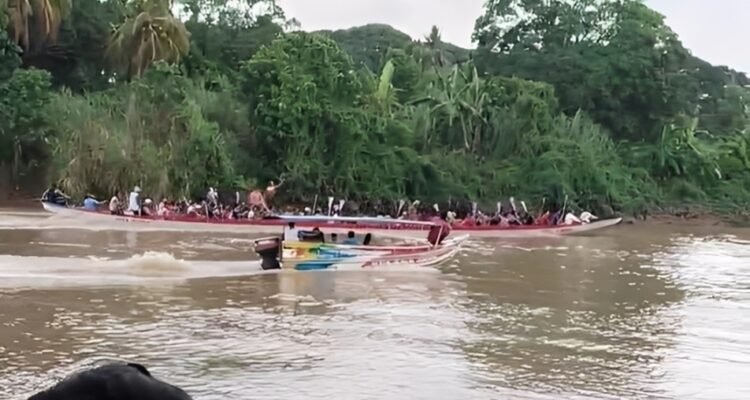 Mang Den (75) Komandoi Perahu Bidar DIAN D’JOSS di Festival Sungai Musi 2025