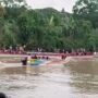 Mang Den (75) Komandoi Perahu Bidar DIAN D’JOSS di Festival Sungai Musi 2025