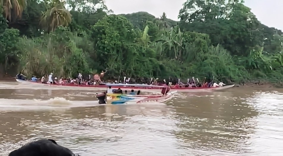 Mang Den (75) Komandoi Perahu Bidar DIAN D’JOSS di Festival Sungai Musi 2025