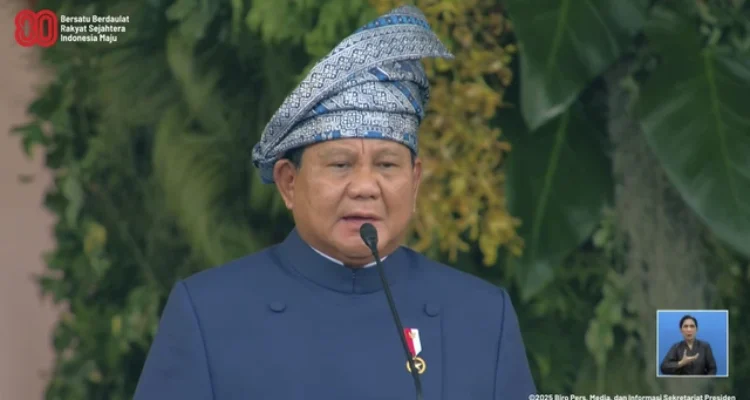 Presiden RI Prabowo Subianto saat upacara penurunan bendera Merah Putih HUT ke-80 RI di Istana Merdeka, Jakarta, Minggu (17/8/2025). Foto: Youtube/Sekretariat Presiden