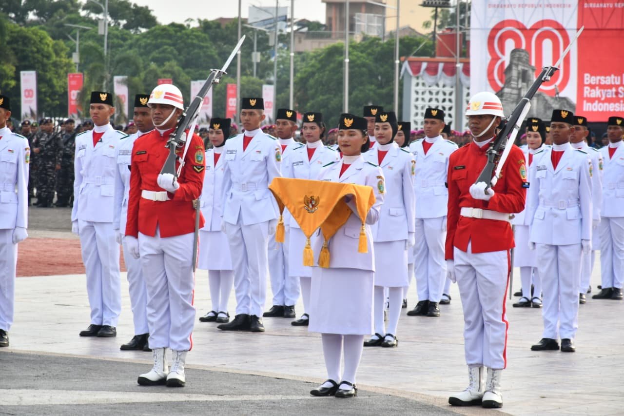 Penurunan Bendera HUT ke-80 RI di Lapangan Astaka Sumut