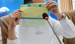 Kepala BPKAD Sumsel menunjukkan Bukti Setor ke rekening RKUD Provinsi. 